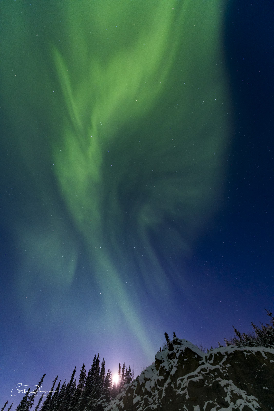 When the aurora borealis gets really active, you have to remember to look up occasionally. While stopped at a pullout along the...